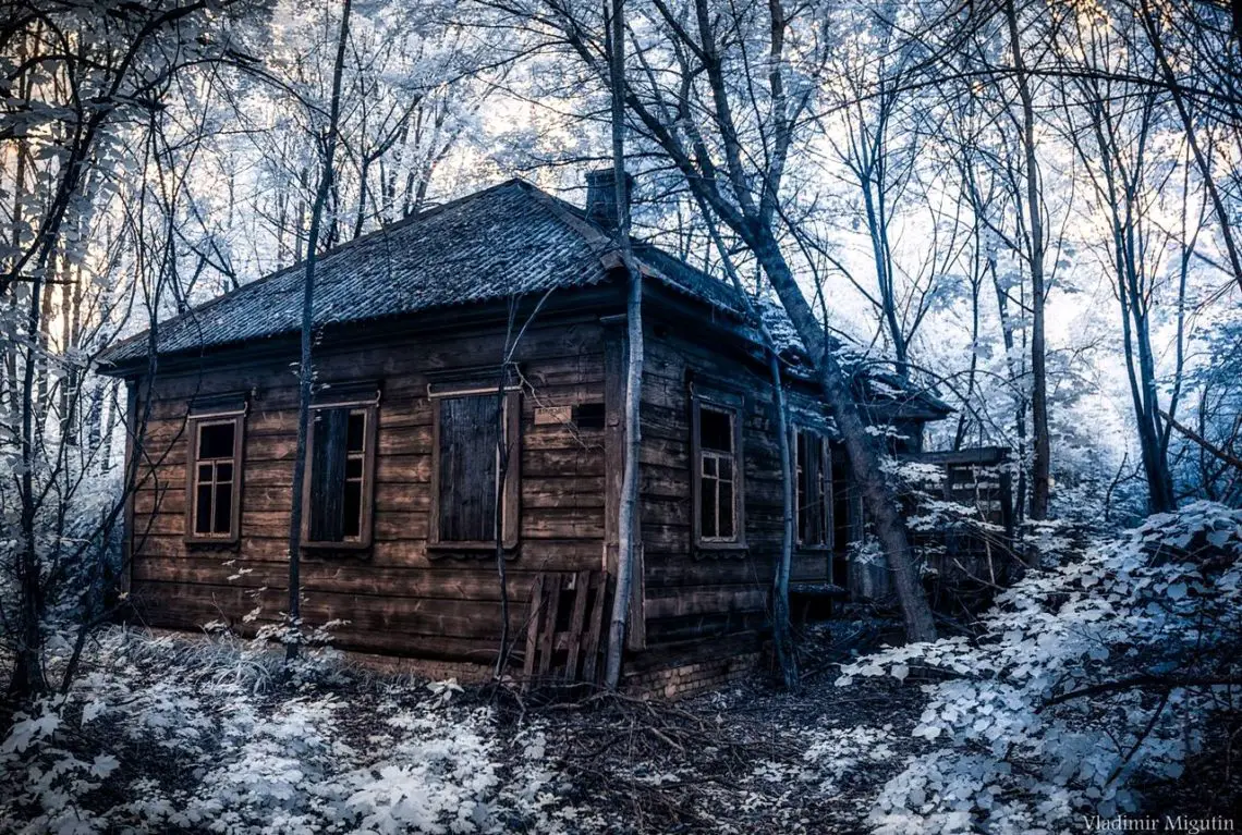 Ein altes Haus in den Wäldern von Prypjat