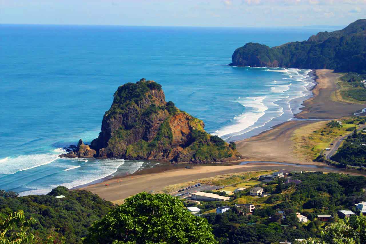 Neuseeland Surfen Piha schwarzer Strand