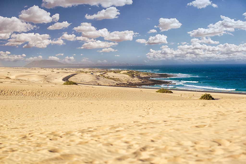 Sanddünen an der Küste von Fuerteventura