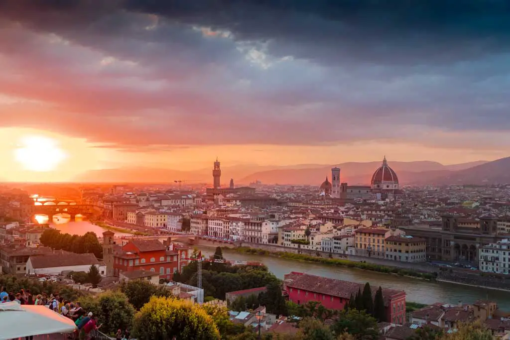 Foto mit Blick über die Stadt Florenz bei Sonnenuntergang