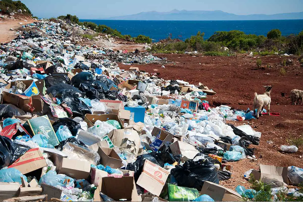Müll im Meer am Strand in Albanien