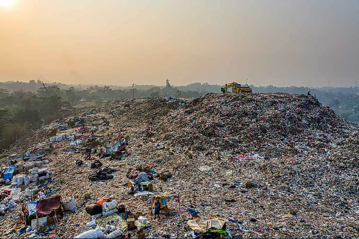 Verschmutzung-der-Meere-Müllkippe-in-Indonesien