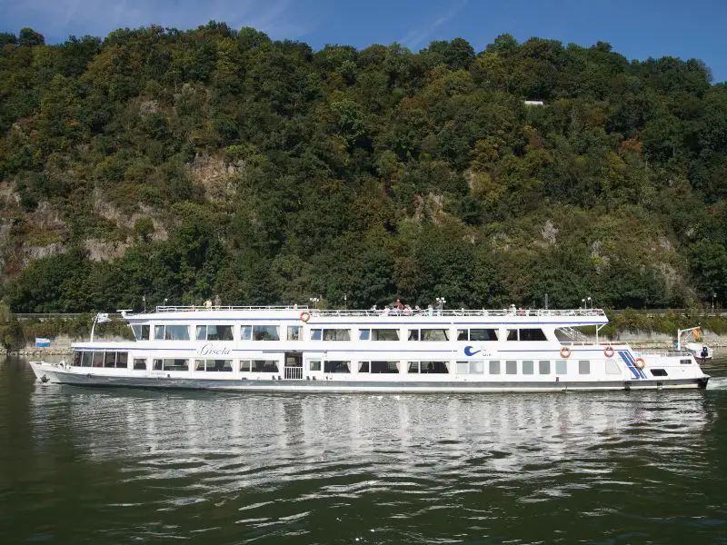 Ausflugsschiff auf der Donau
