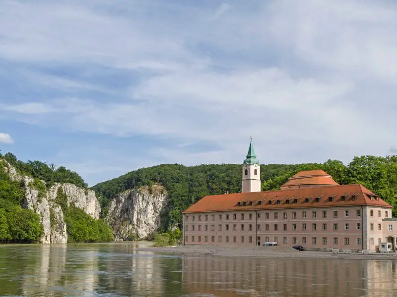 Kloster Weltenburg und dahinter der Donaudurchbruch