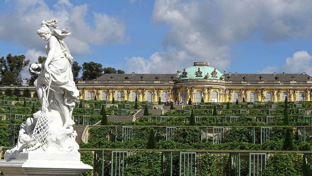 Schloss Sanssouci mit Statue