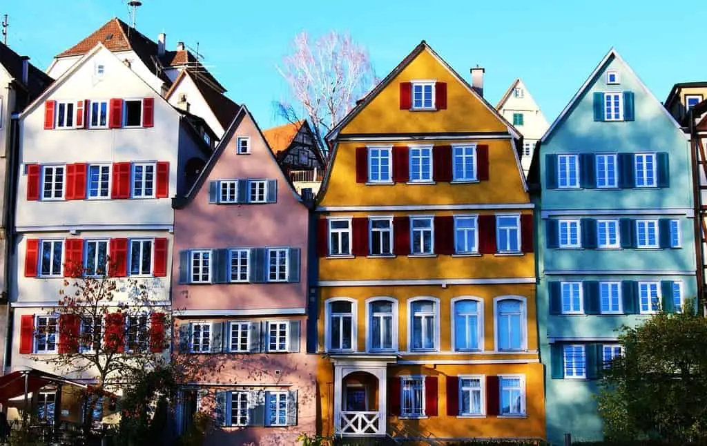 Bunte Häuser am Neckar in Tübingen